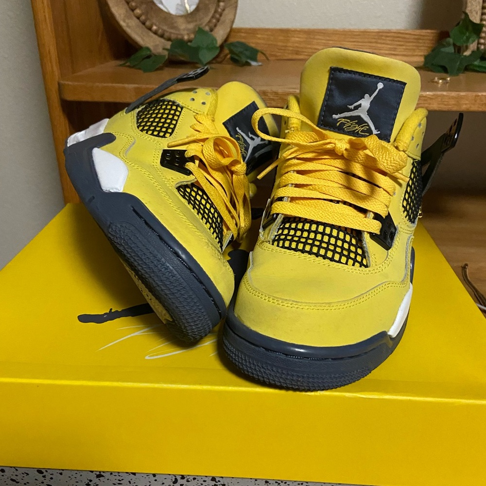 Lightning Jordan 4’s